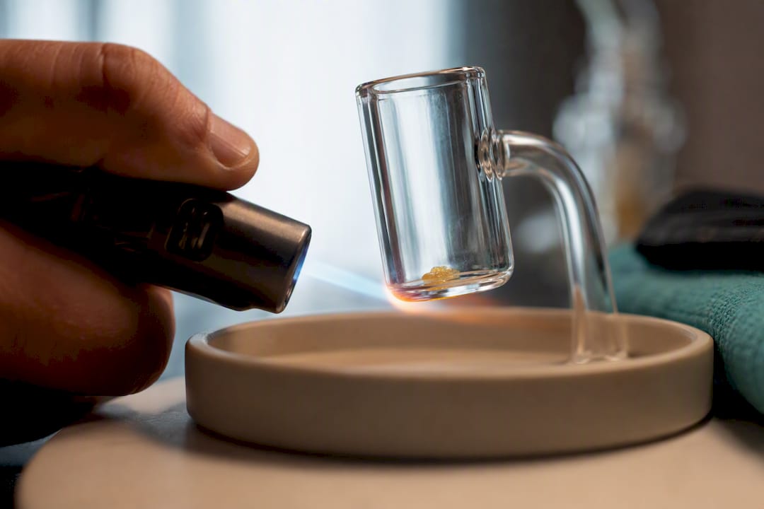 Hand heating concentrate for a cold start dab